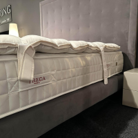 Treca Interiors - Bett Tournelle Stoff C Gasparde Grau Beige Füße Metall Schwarz Inklusive Matratzen Und Topper - 5