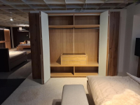 Voglauer - Drehtürenschrank Valpin Eiche Altholz Akzent Colorglas Optiwhite Mit Beleuchtung Und Innenspiegel - 2