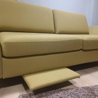 2-sitzer-sofas-wolkenweich-sofa-sirio-stoff-arco-schurwolle-kiwi-gruen-gelb-holzkufen-eiche-geoelt-5
