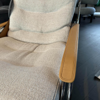 Zanotta - Sessel Maggiolina Stoff Trama 30 Naturale Grau Beige Schale Kernleder Gold Gestell Stahl Poliert Inklusive Hocker - 2