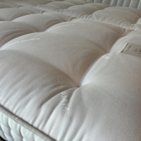 Schramm - Doppelbett Origins Stoff Romo Arlo Flamingo 7929 01 Braun Orange Füße Eiche Wengefarbig Gebeizt Inklusive Matratzen - 4