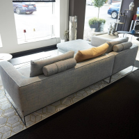 3-sitzer-sofas-cor-ecksofa-mell-lounge-stoff-8151-grau-taubenblau-gestell-metall-mit-rueckenkissen-4