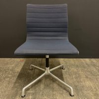 einzelstuehle-vitra-stuhl-aluminium-chair-ea101-bezug-hopsak-dunkelblau-gestell-aluminum-verchromt-6
