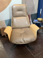 Prostoria - Sessel Rei Leder Pietra Divina 80 Umbra Beige Schale Eiche Natur Drehgestell Metall Schwarz Pulverbeschichtet Neigbar - 2
