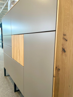 Contur - Highboard Mileto Front Mattlack Steingrau Grau Korpus Asteiche Massiv Gebürstet Natur Geölt Kufengestell Schwarz Matt - 4