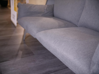 2-sitzer-sofas-ip-design-sofa-loft-bezug-korpus-leder-graphit-kissen-stoff-levis-grau-pg8-kufen-10