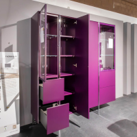 vitrinen-highboards-huelsta-vitrine-fonis-lack-aubergine-metall-chrom-inklusive-beleuchtung-414-42-9