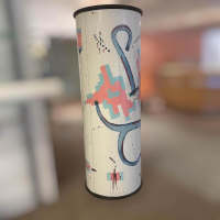 Eigene Herstellung - Kleiderschrank Weiß Mit Graffiti Design Und Ablagefach Füße Rollen Schwarz - 4