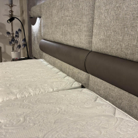 Möller Design - Boxspringbett The Grid Stoff Mud Taupe 12 Grau Leder Rancho Steel Grau Inklusive Matratzen Und Konsolen - 2