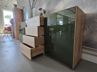 Scholtissek - Anrichte Sideboard Farn Korpus Knorrige Eiche Puro Geölt Front Glas 6003 Olivgrün Grün Glänzend - 6