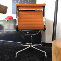 einzelstuehle-vitra-stuhl-aluminium-chair-ea-101-stoff-hopsak-gelb-poppy-red-374-03-40114-4
