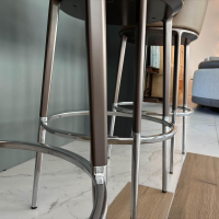 Maxalto - 3er-Set Barhocker Caratos Leder Gamma 280 Tortora Gestell Oben Bernsteinfarben Lackiert Unten Aluminium Glanzpoliert Drehbar - 7