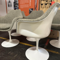 Knoll International - 8er-Set Stuhl Saarinen Tulip Stoff Harley Grün Grau Gestell Aluminium Weiß Pulverbeschichtet - 4