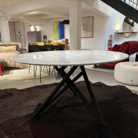 Ligne Roset - Esstisch Ennéa Rund Platte Marmor Weiß Gestell Eiche Schwarz Gebeizt - 2