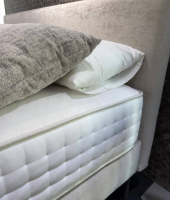 Schramm - Boxspringbett Basis 18 Kopfteil Change Stoff Bella-2690-Platinum mit Matratzen Divina - 12