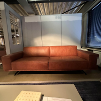 3-sitzer-sofas-cartel-living-sofa-nomad-bezug-leder-alfa-savannah-orangerot-fuesse-schwarz-matt-327