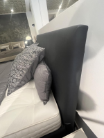 Schramm - Doppelbett Gala 18 S Stoff Nicola 3100 Anthrazit Füße Holz Inklusive Matratzen - 2