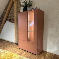 Contur - Highboard Colore Lack Matt Samtbeere 489 Rosa Rot Sockelrahmen Drehfuß Vitrine Klarglas Mit LED Beleuchtung - 6