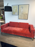 Raum.Freunde - Sofa Lenni Style Stoff Wildflower 9 Raspberry Pink Rot Füße Metall Schwarz - 8