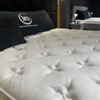 Eigene Herstellung - MARKE SERTA // Boxspringbett Luxury Magnum Grande Stoff Schwarz Gold Manyas Z3 Inkl. Nachtkonsolen - 3