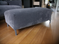 2-sitzer-sofas-cor-sofa-avalanche-stoff-8145-dunkelgrau-fuss-m21-lack-anthrazit-mit-hocker-und