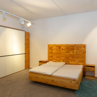 ganze-schlafzimmer-anrei-komplettes-schlafzimmer-zirbenholz-mit-doppelbett-inklusive-matratzen