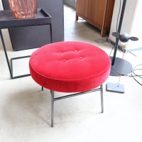 hocker-sitzsaecke-ligne-roset-hocker-ilot-cloud-cerise-gestell-schmiedeisen-anthrazit-450-03-06558