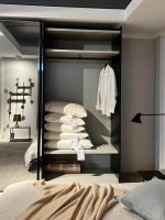 Kettnaker - Kleiderschrank Grip Lack Matt Schwarz Inne Lack Matt Steingrau Schwebetürenfront Chromspiegel Glänzend - 5