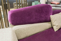 2-sitzer-sofas-bruehl-sofa-mosspink-stoff-4473-0087-violett-mit-kissen-stoff-4476-0095-hellgrau-2