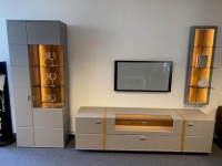 MCA Furniture - Wohnwand Sevilla Lack Arktis Grau Holzspange Eiche Furniert Parosalglas Grau Metallgriffe Nickel Matt Inkl. Beleuchtung - 7