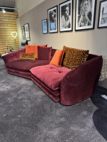 Bretz - Sofa Manyara Stoff Boa Bordeaux Rot mit 5 Kissen - 8