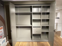 Interlübke - Falltürenkleiderschrank Collect Plus Lack M37 Manor Grün Braun Ledergriff Schwarz Inklusive Innenbeleuchtung - 8