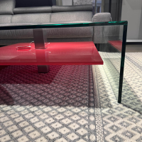 Dreieck - Couchtisch Nuo Platte Glas Untergestell Glas Rubinrot Lackiert Mittelsäule Edelstahl Gebürstet - 3