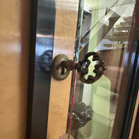 Gordovil - Vitrine Vogelaugenahorn Massiv Türen Glas Rückwand Kristallspiegel - 3