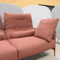 COR - Sofa Avalanche Stoff 9202 Dunkelrot Rot Ablage Und Gestell Lack RAL 3009 Oxidrot Rot Mit Hocker - 2
