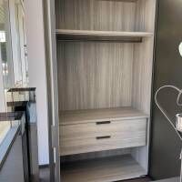 Molteni & C - Ankleide Gliss Master Korpus Böden Rückwand aus Zirbelkiefer Silber mit Beleuchtung - 14