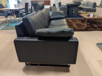 COR - Sofa Conseta 2-Sitzer Leder 286 Schwarz Kufen Verchromt mit 2 Armlehnkissen - 6