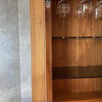 Riva1920 - Schrank Cambus Evo Nussbaum Geölt Türen Rauchglas Bronziert Mit Beleuchtung Und Touch Sensor - 5