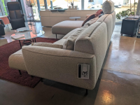 Jori - Ecksofa Eden Stoff Thuile C0002 Grau Creme Fuße Metall Bronze Schwarz Pulverbeschichtet Inklusive Hocker Und 3 Kissen - 3