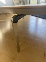 Kettnaker - Couchtisch Solo Ellipse Platte Eiche Matt Unterplatte Lichtgrau Grau Weiß Füße Chrom - 2
