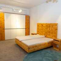 ganze-schlafzimmer-anrei-komplettes-schlafzimmer-zirbenholz-mit-doppelbett-inklusive-matratzen-10