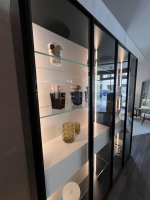 Kettnaker - Doppel-Vitrine Vita Türen Glas Rahmen Aluminium Lack Außen Schwarz Rückwand MDF Grau Weiß Mit Beleuchtung - 3