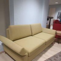 2-sitzer-sofas-wolkenweich-sofa-sirio-stoff-arco-schurwolle-kiwi-gruen-gelb-holzkufen-eiche-geoelt-11