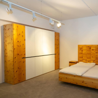 ganze-schlafzimmer-anrei-komplettes-schlafzimmer-zirbenholz-mit-doppelbett-inklusive-matratzen-8