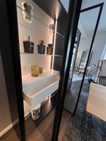Kettnaker - Doppel-Vitrine Vita Türen Glas Rahmen Aluminium Lack Außen Schwarz Rückwand MDF Grau Weiß Mit Beleuchtung - 2