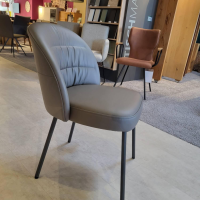 einzelstuehle-rolf-benz-stuhl-noa-690-rolf-benz-leder-36-mittel-quarzgrau-fuesse-umbragrau-lackiert-2