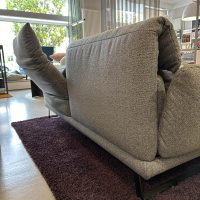 2-sitzer-sofas-ip-design-funktionssofa-clou-bezug-stoff-8-mara-grau-kufe-metall-matt-schwarz-sitz