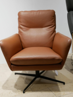 Raum.Freunde - Drehsessel Torge Leder Tuch 8 Cognac Braun Gestell Schwarz - 2