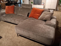 Raum.Freunde - Ecksofa Oslo Stoff 5M Earth Bison R217 Grau Füße Metall Schwarz Matt Inklusive Kissen - 5