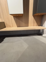 Team 7 - Wohnwand Cubus Pure 32 Eiche Weiß Geölt Farbglas In Naturweiß Kiesel Grau Und Graphitgrau Mit Beleuchtung Und TV-Halteplatte - 12